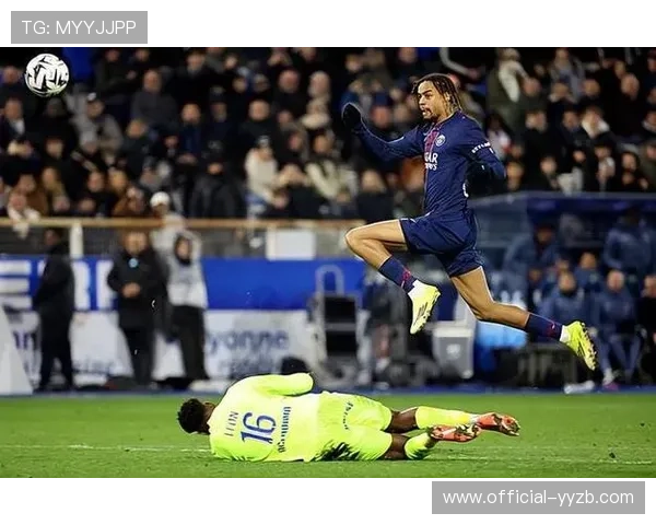 欧塞尔门将莱昂神勇扑救,巴黎控球占优难破密集防守