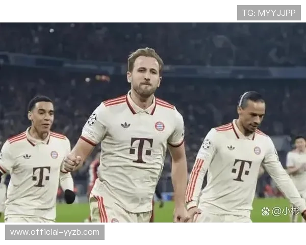 终场哨响,39岁诺伊尔场边指导替补门将乌尔比希的画面